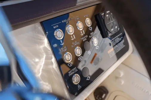 Sea Ray Sundancer 320 image