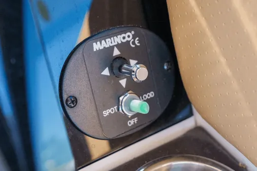 Sea Ray Sundancer 320 image