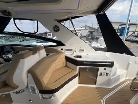 Sea Ray Sundancer 320 image