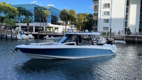 Boston Whaler 350 Realm