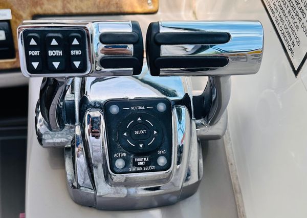 Rinker 350 Express Cruiser image