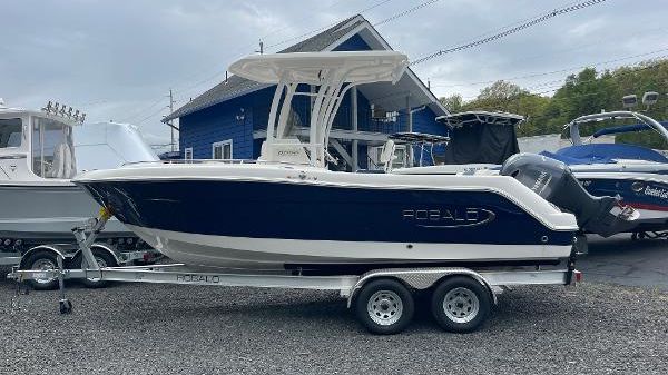 Robalo R222 Center Console 