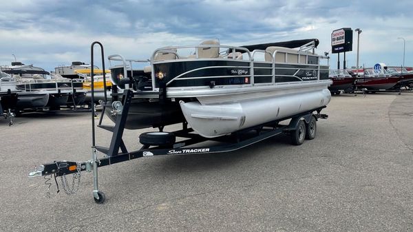 Sun Tracker Fishin' Barge 20 DLX