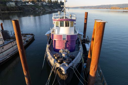 Tugboat Liveaboard image