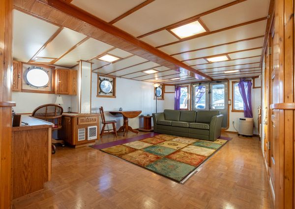 Tugboat Liveaboard image