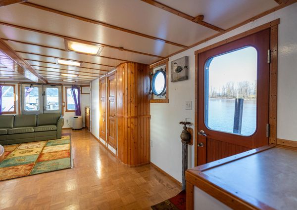 Tugboat Liveaboard image