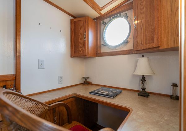 Tugboat Liveaboard image