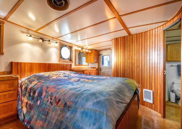 Tugboat Liveaboard image