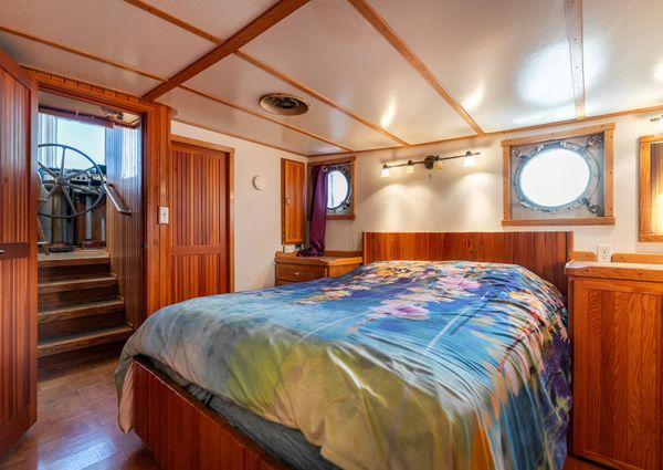 Tugboat Liveaboard image