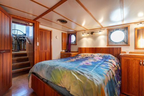 Tugboat Liveaboard image