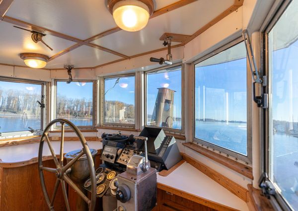 Tugboat Liveaboard image