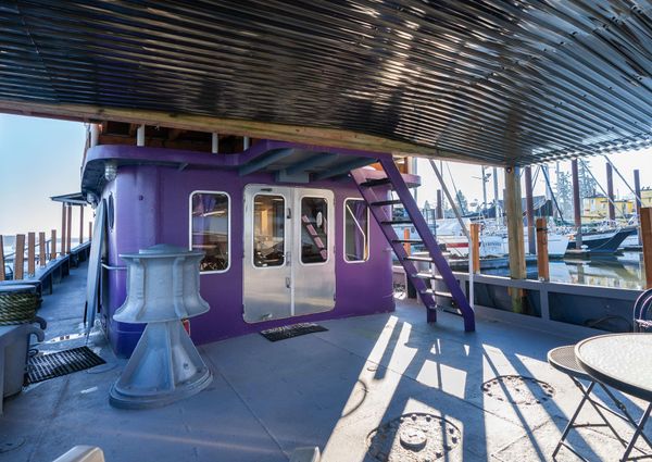 Tugboat Liveaboard image