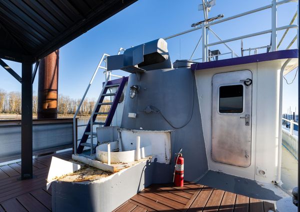 Tugboat Liveaboard image