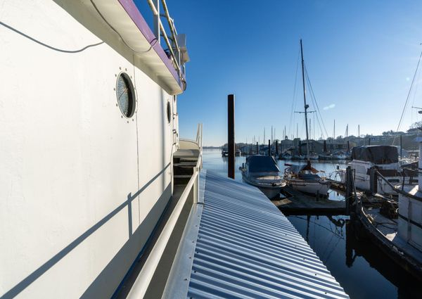 Tugboat Liveaboard image