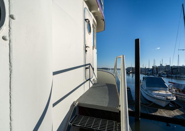 Tugboat Liveaboard image