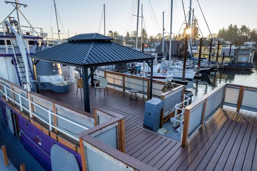 Tugboat Liveaboard image