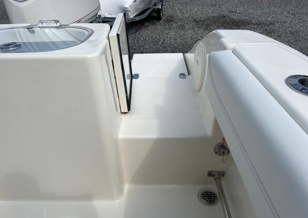 Cobia 240-CENTER-CONSOLE image