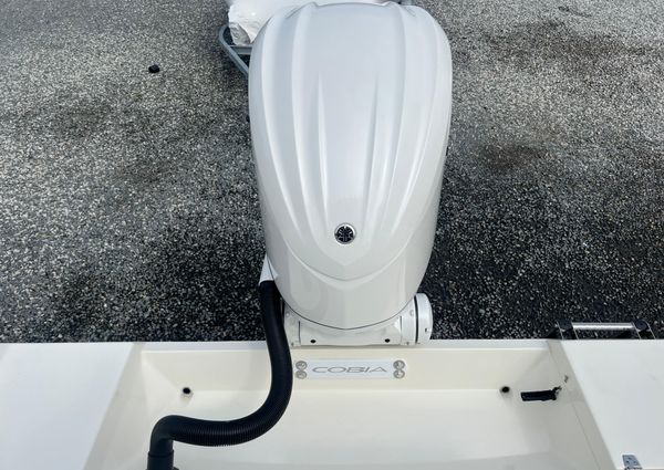 Cobia 240-CENTER-CONSOLE image