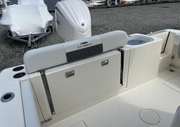 Cobia 240-CENTER-CONSOLE image