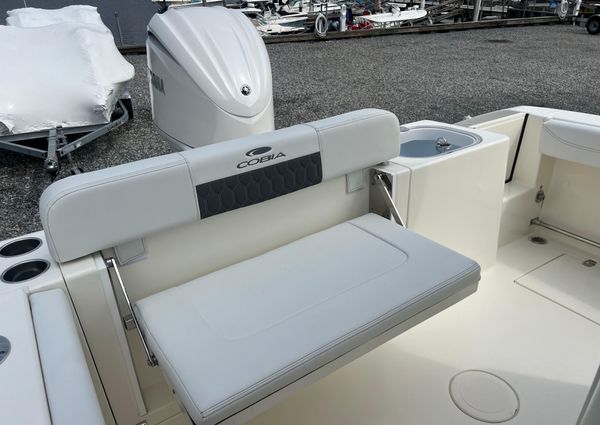 Cobia 240-CENTER-CONSOLE image