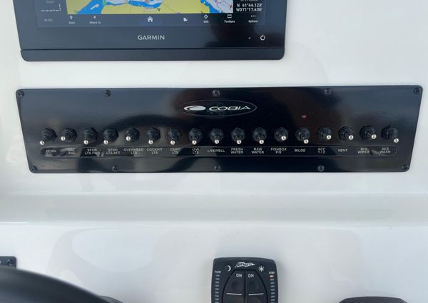 Cobia 240-CENTER-CONSOLE image