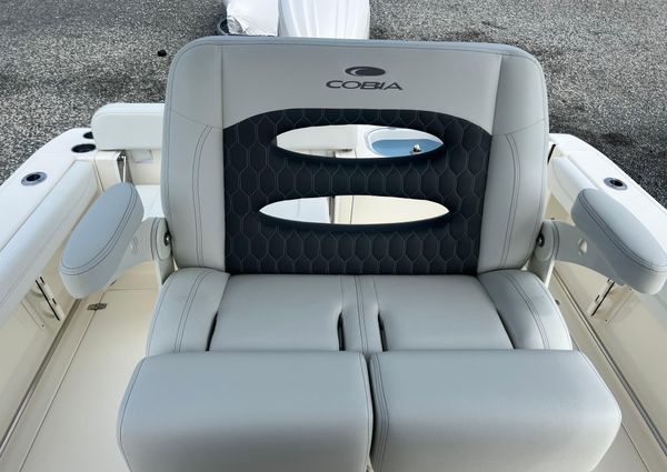 Cobia 240-CENTER-CONSOLE image