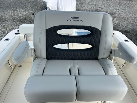 Cobia 240-CENTER-CONSOLE image