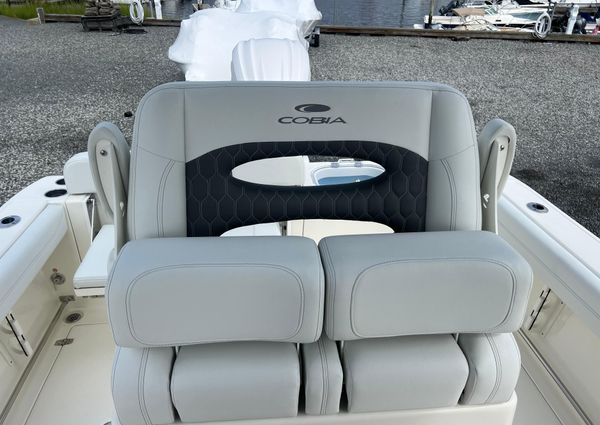 Cobia 240-CENTER-CONSOLE image