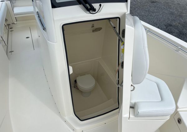 Cobia 240-CENTER-CONSOLE image