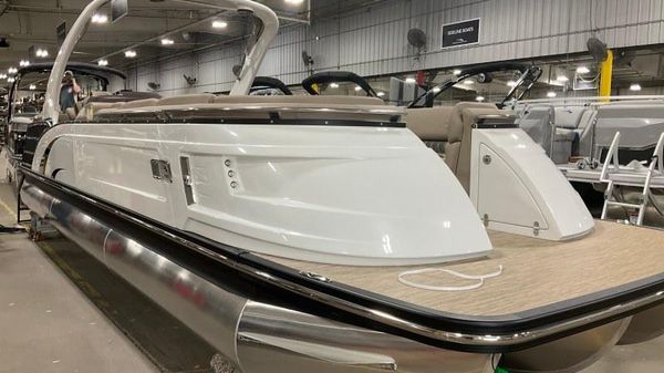 Bennington 28 QX Fast back Arch Triple Pontoon 