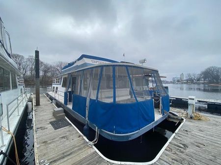 houseboat