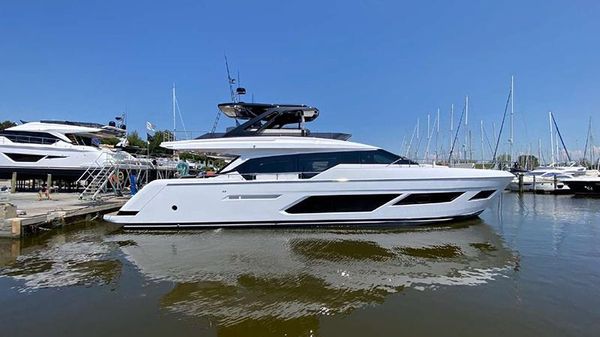 Ferretti Yachts 720 