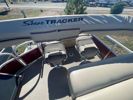 Sun Tracker Fishin' Barge 22 XP3 image