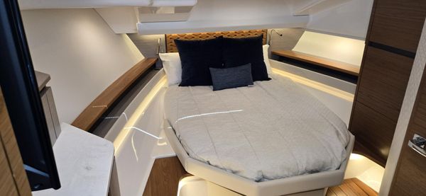 Tiara Yachts 48 LS image