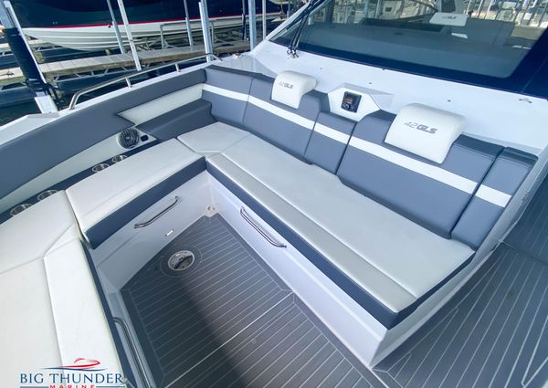 Cruisers Yachts 42 GLS OB image