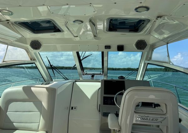 Boston Whaler 345 Conquest image