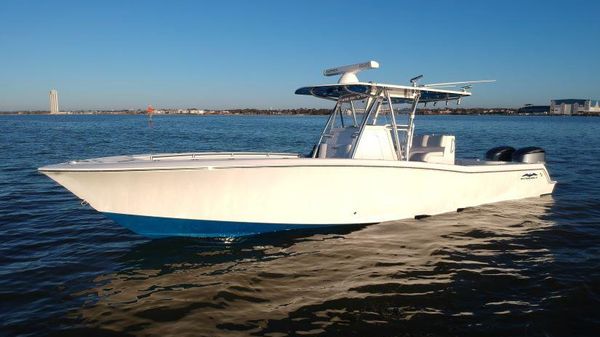 Invincible 33 Center Console