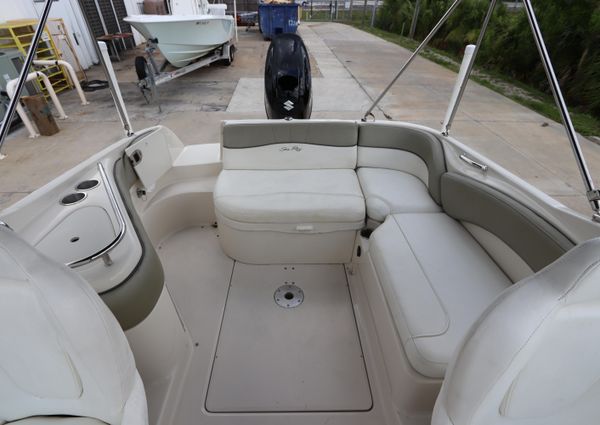 Sea Ray 240 Sundeck image