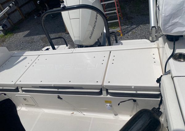 Robalo R230-CENTER-CONSOLE image