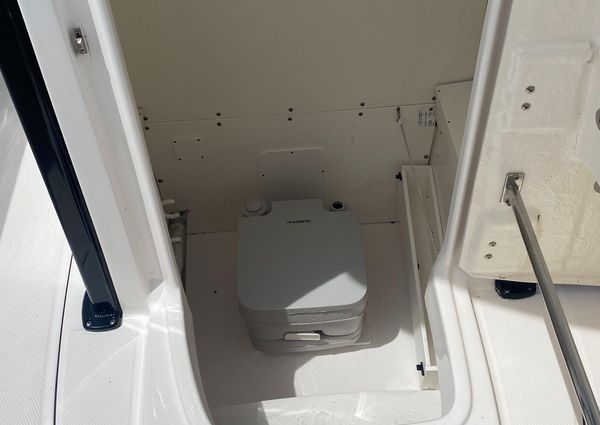 Robalo R230-CENTER-CONSOLE image