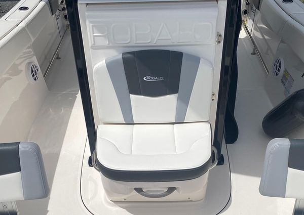 Robalo R230-CENTER-CONSOLE image