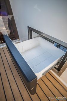 Quicksilver Activ 875 Sundeck image