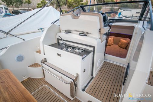 Quicksilver Activ 875 Sundeck image