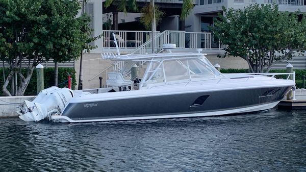 Intrepid 400 Cuddy