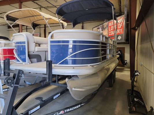 Sun Tracker Party Barge 20 DLX - main image