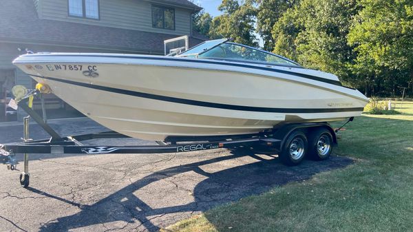 Regal 2200 Bowrider 