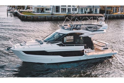 Galeon 400 Fly image