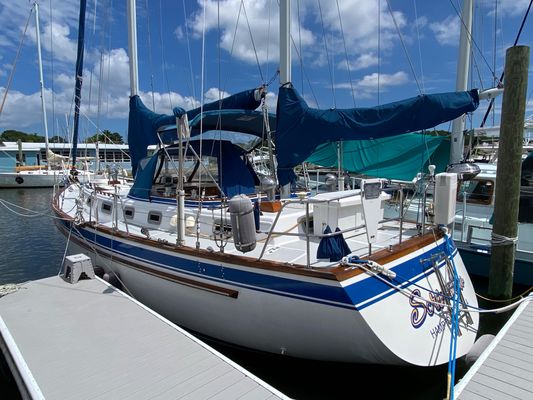 Endeavour 40-CENTER-COCKPIT-KETCH - main image