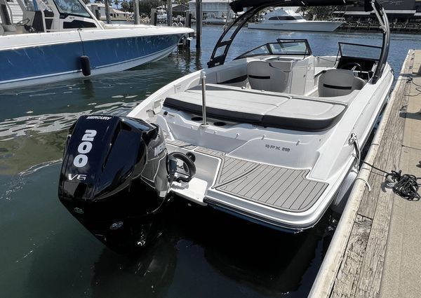 Sea Ray SPX 210 Outboard image