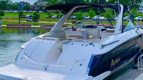 Regal 3350 Cuddy